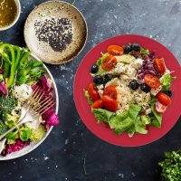 Relaxdays Zweifarbige Salatschüssel aus Edelstahl Gold/Rot